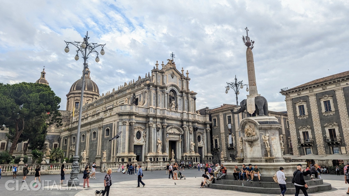 Catedrala Sf. Agata se găsește față în față cu Fontana dell'Elefante.