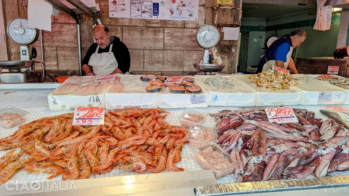 Vânzătorii de pește și fructe de mare sunt nelipsiți.