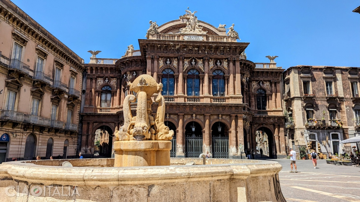 Teatrul și "Fontana dei Delfini" ("Fântâna cu delfini"), din centrul pieței