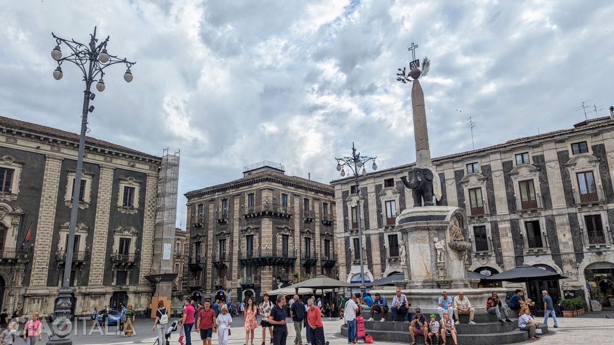 În centrul Pieței Domului din Catania se găsește "Fontana dell'Elefante".