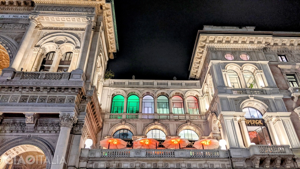 Terrazza Aperol se află la etaj, în Galleria Vittorio Emanuele II.