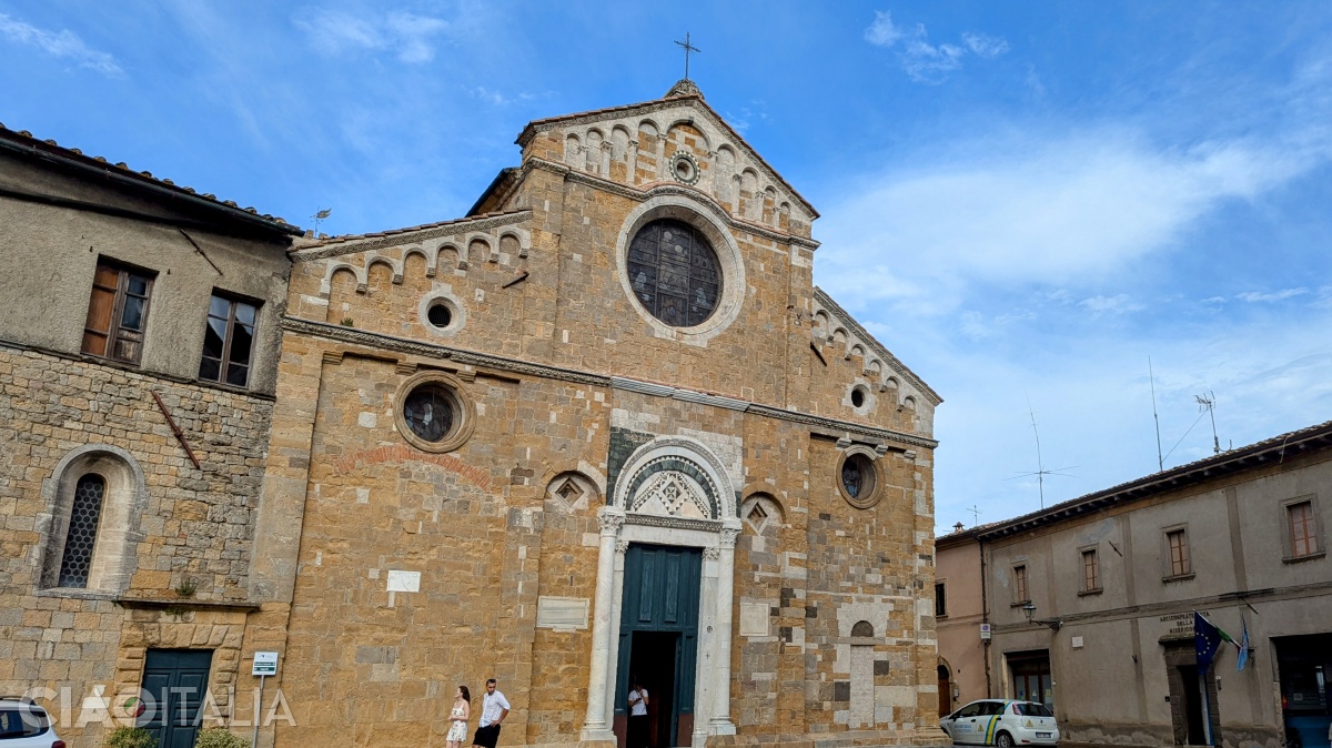 Domul din Volterra se află în Piazza San Giovanni.