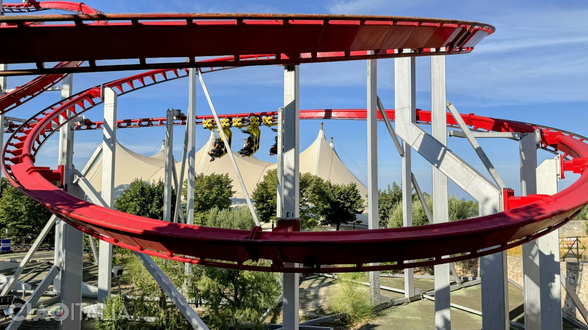 Roller coasterul Mirage Rosso este pentru cei mai mari.