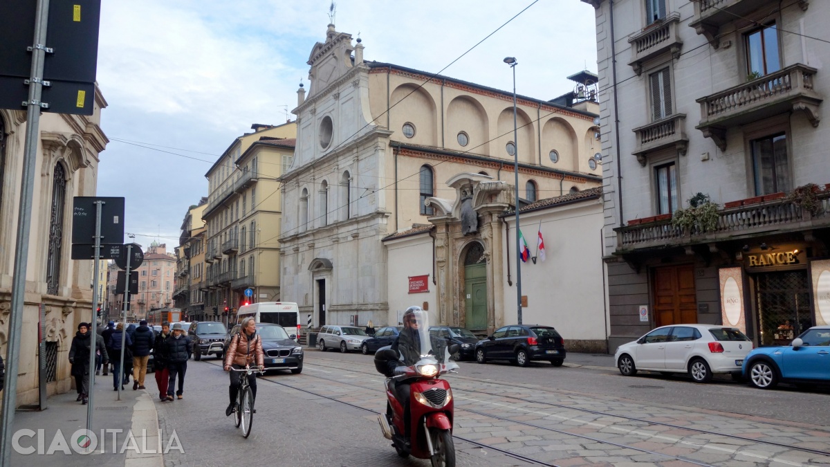 Biserica San Maurizio al Monastero Maggiore se află pe Corso Magenta, lângă Muzeul Arheologic din Milano.