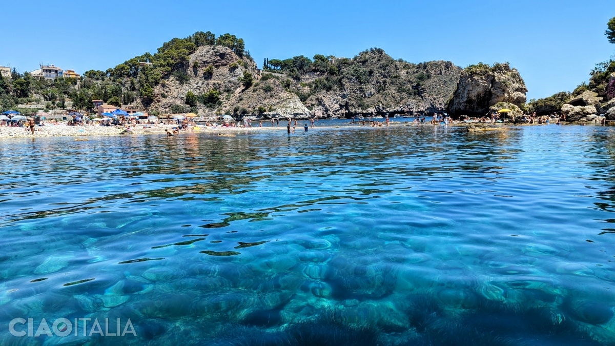 Plaja și istmul care o leagă de Isola Bella