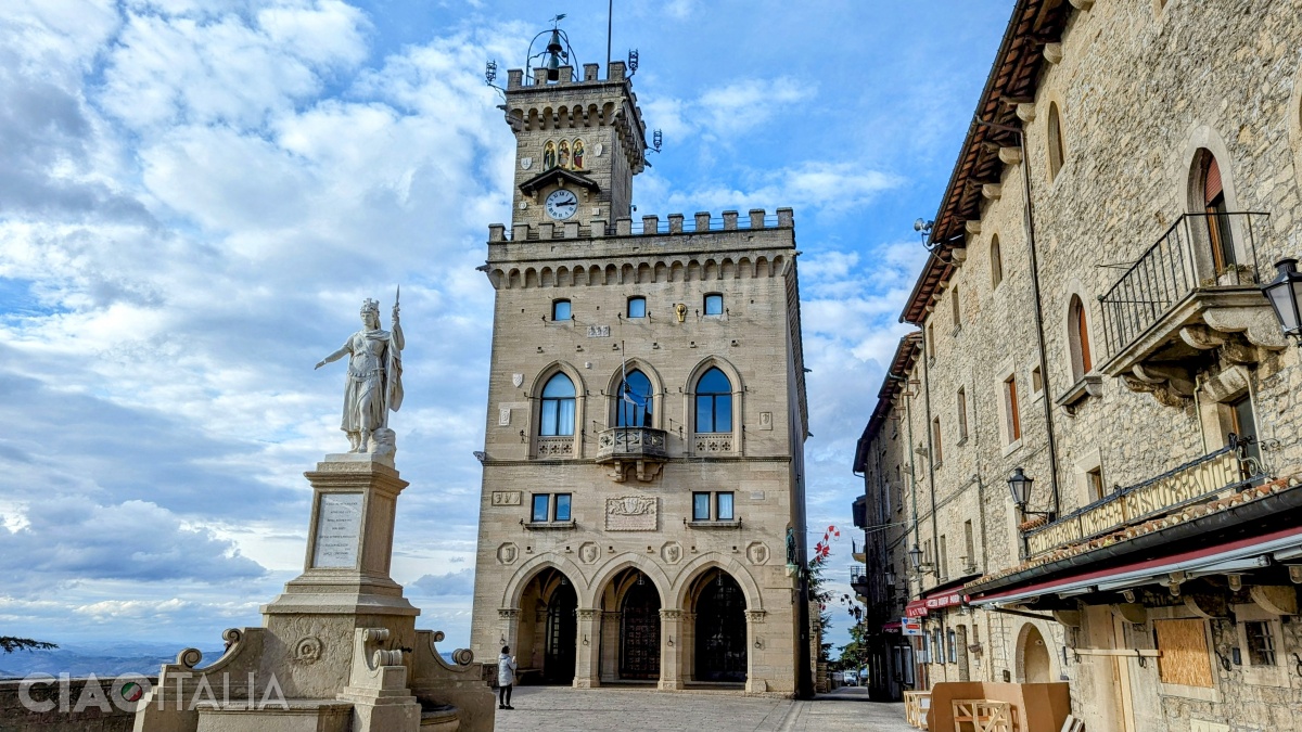 Piazza della Libertà, cu statuia Libertății și Palazzo Pubblico