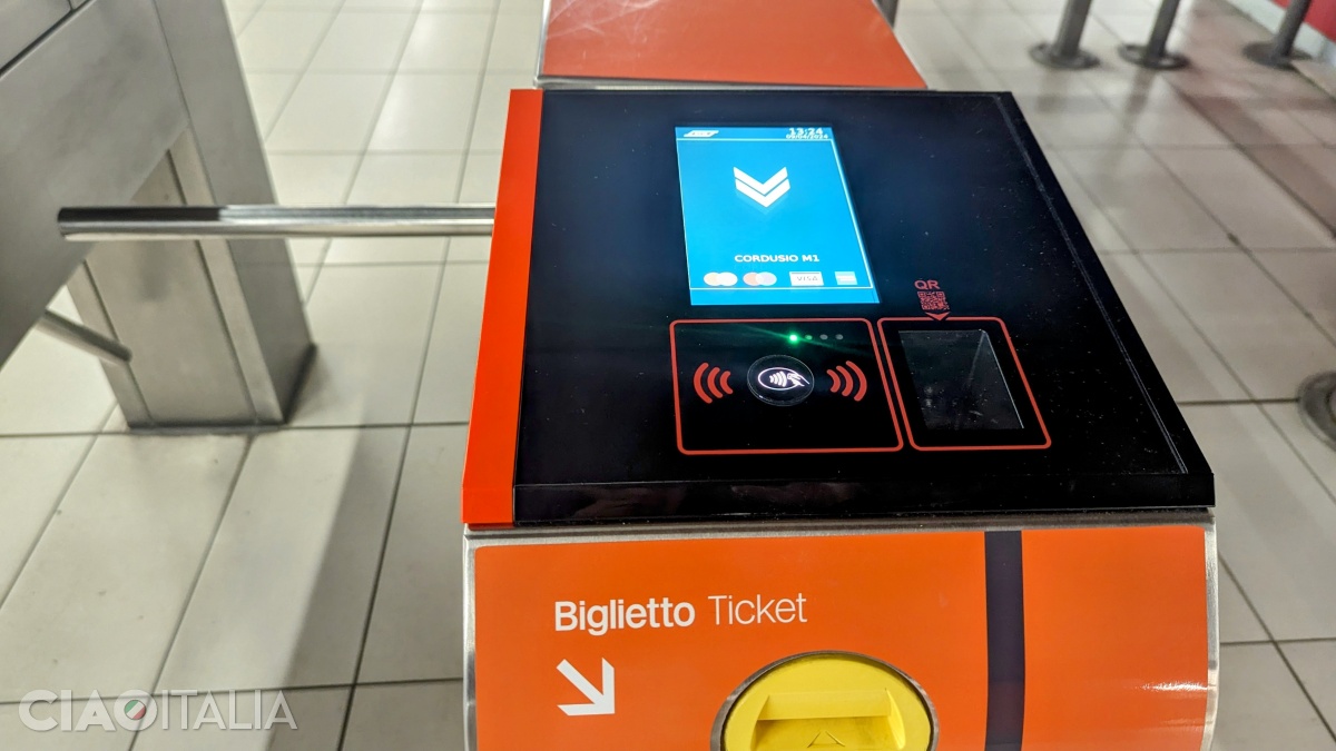 Biletele se pot plăti direct cu cardul, la intrarea în metrou.