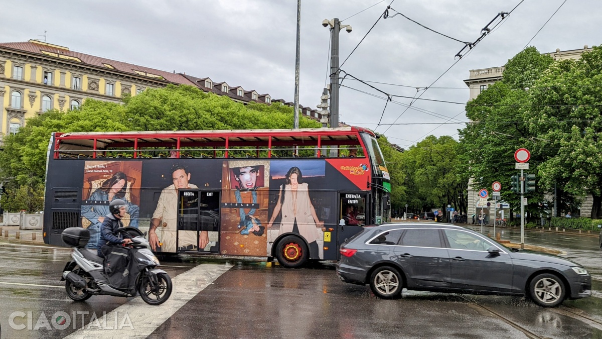 Cu autobuzul Hop On Hop Off te poți deplasa între obiectivele turistice.