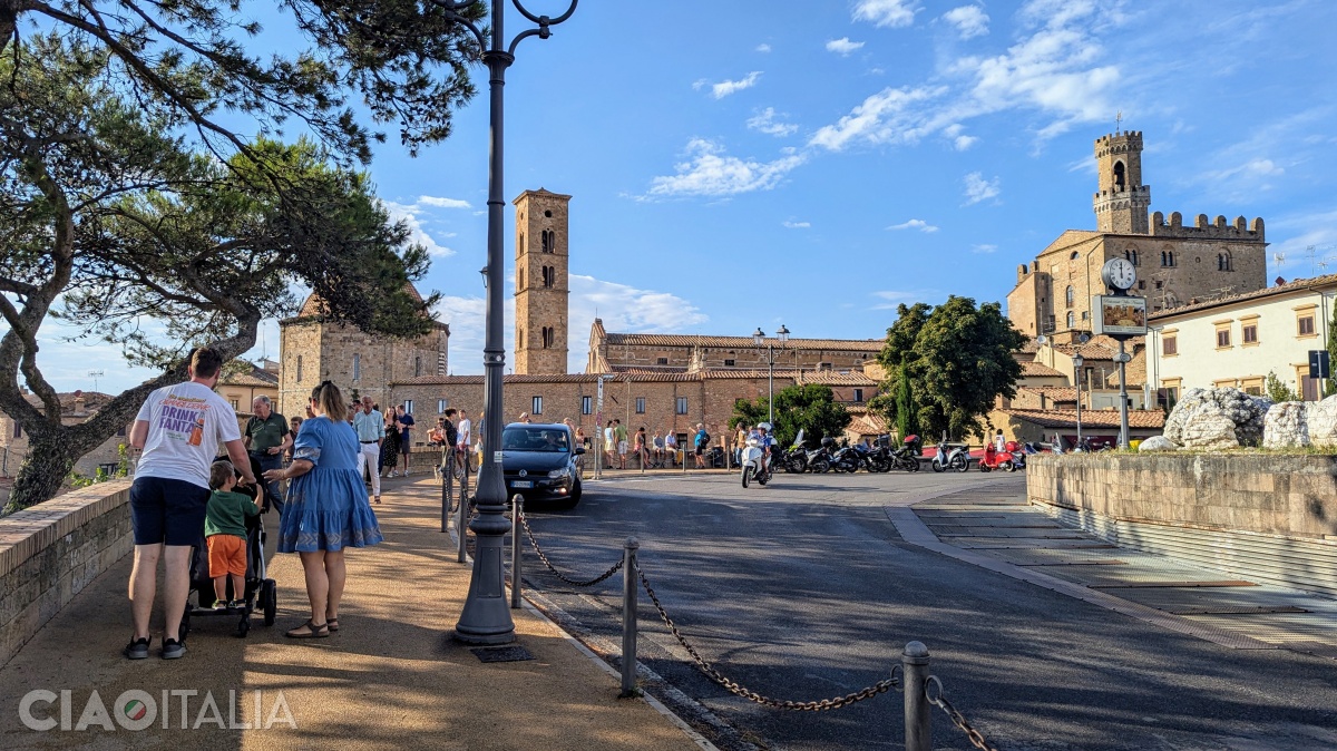 Vederea de pe Viale dei Ponti spre centrul istoric din Volterra