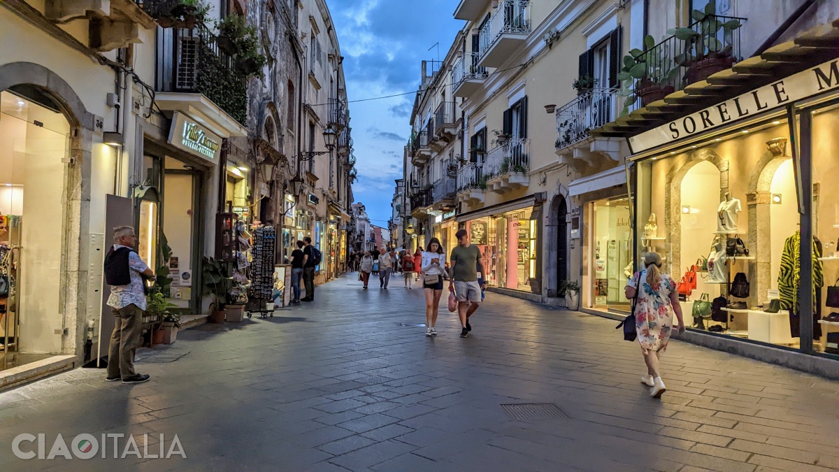 În vechime, strada constituia o parte din Via Valeria, care lega Messina de Catania.