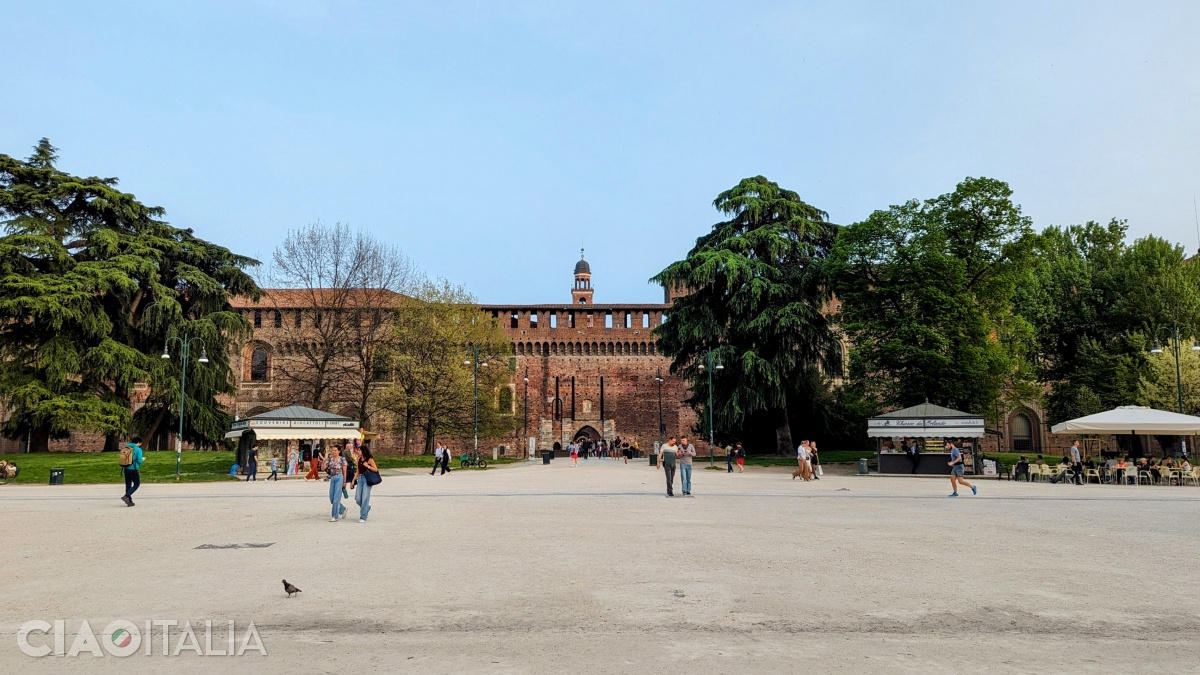  Vederea dinspre Parcul Sempione spre Castelul Sforzesco, cu Porta del Barcho