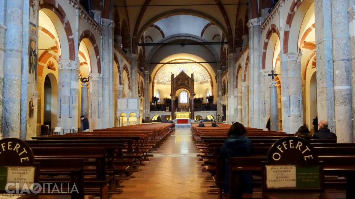 Interiorul Bazilicii Sant'Ambrogio, cu șarpele din bronz (pe coloana mai mică din partea stângă)