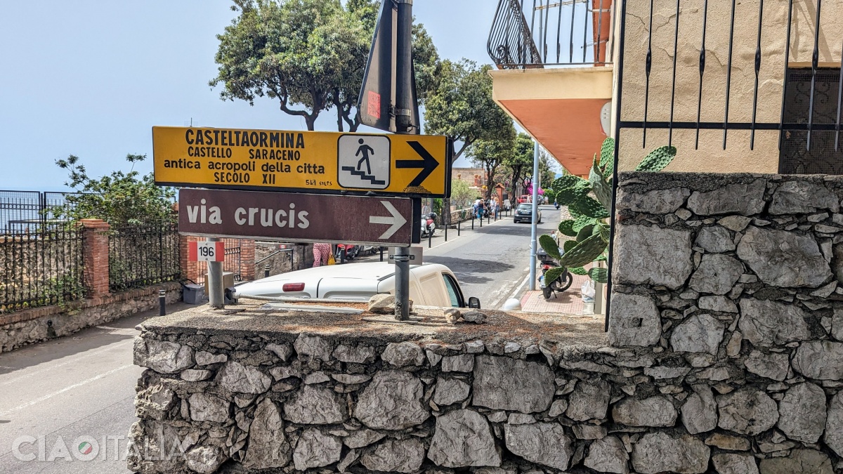 Traseul spre Madonna della Rocca începe de pe Via Circonvallazione.