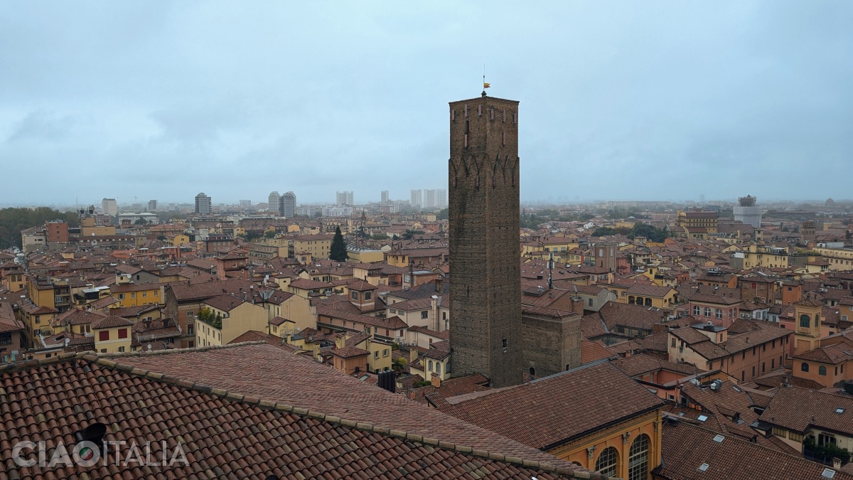 Turnul Prendiparte, văzut din turnul Catedralei San Pietro