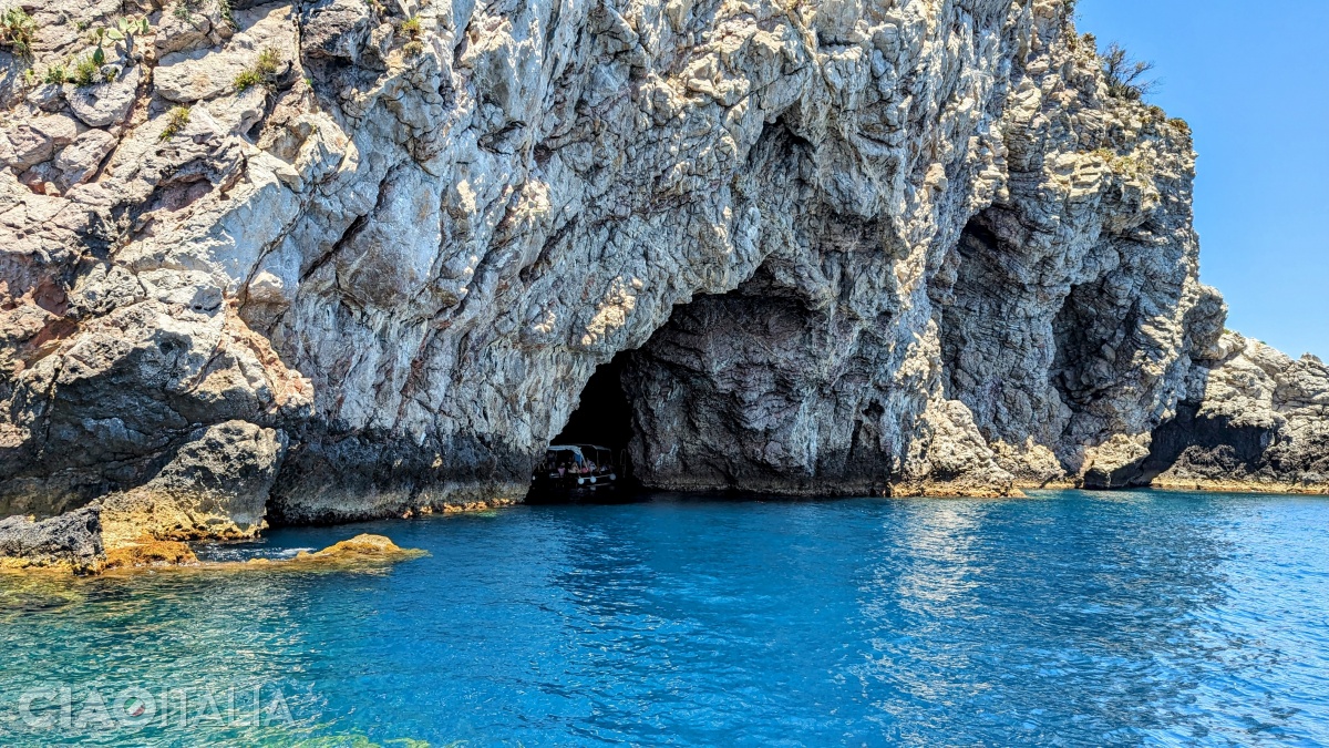 Grotta Azzurra se află în apropiere de Capul Sant'Andrea.