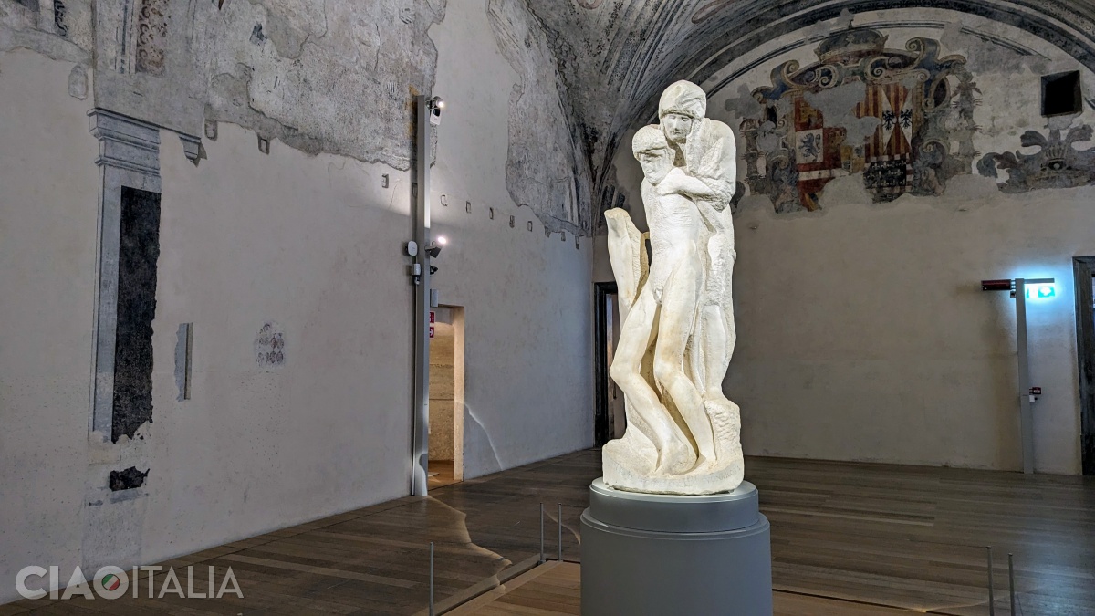 Pietà Rondanini, ultima sculptură a lui Michelangelo, în muzeul cu același nume de la Castel Sforzesco