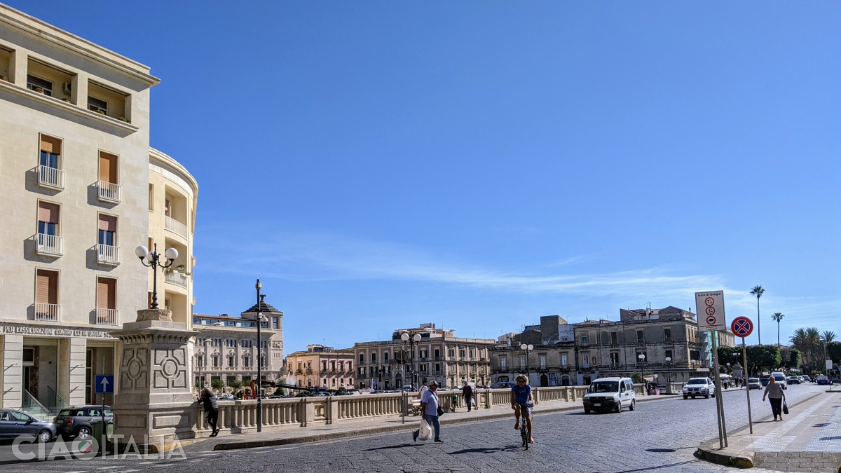 Insula Ortigia este legată de cealaltă parte a Siracuzei prin două poduri.