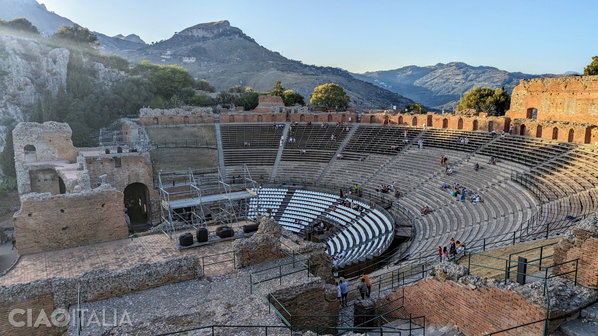 Teatrul antic din Taormina a fost construit de greci, în sec. III î.Hr., și reconstruit în perioada romană, în sec. II d.Hr.