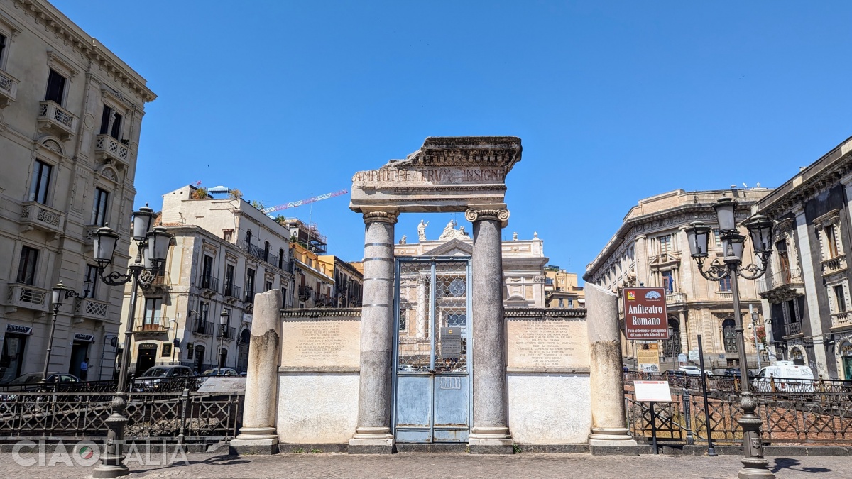 Amfiteatrul roman se află în Piazza Stesicoro