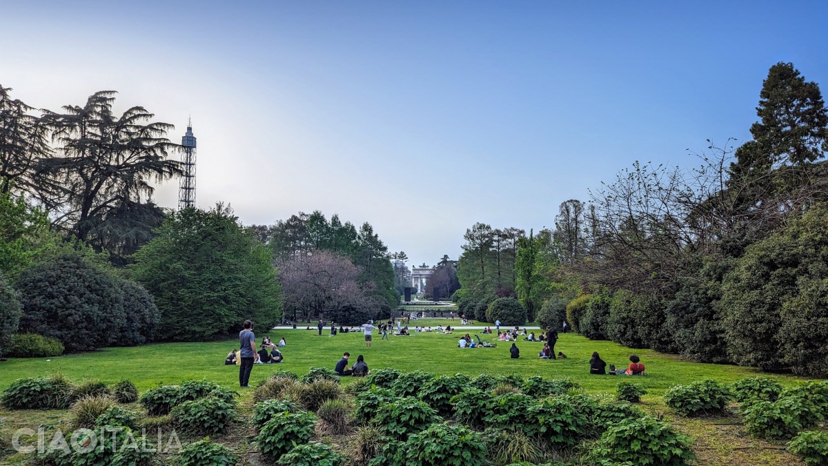 Parcul Sempione, cu Torre Branca spre stânga