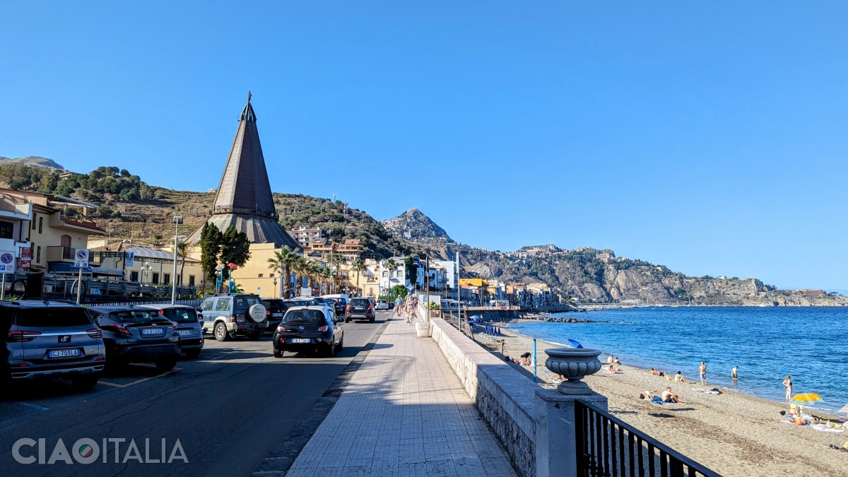 Plaja San Giovanni își ia numele de la ciudata biserică San Giovanni (Santa Maria Immacolata), care are formă de con.