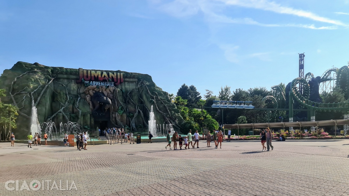 Gardaland este cel mai mare parc de distracții din Italia.