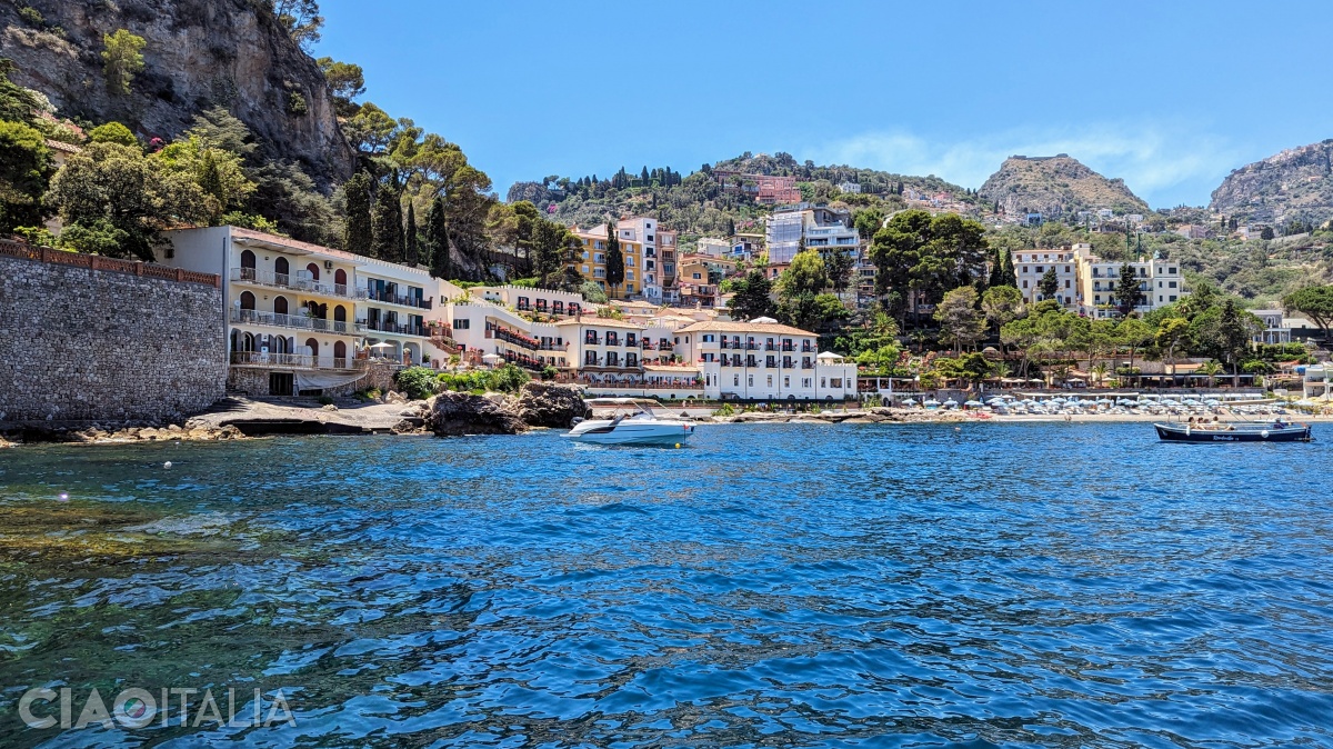 Spre stânga, luxosul hotel Villa Sant'Andrea