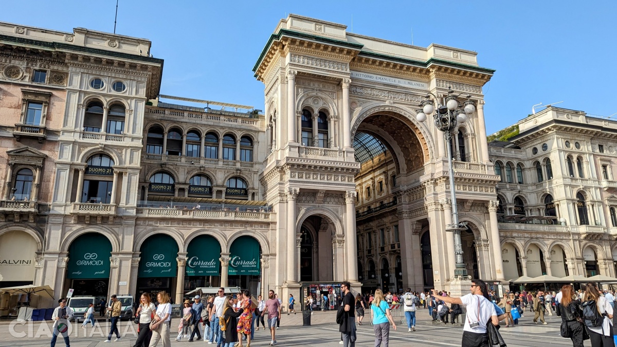 Deasupra intrării monumentale se află inscripția prin care milanezii dedică galeria regelui Vittorio Emanuele II.