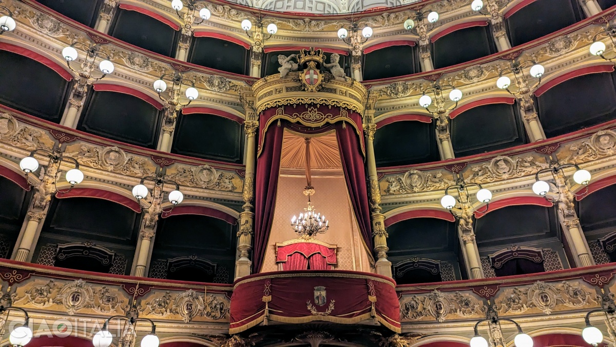 Sala Teatrului Massimo Bellini, cu loja regală în centru