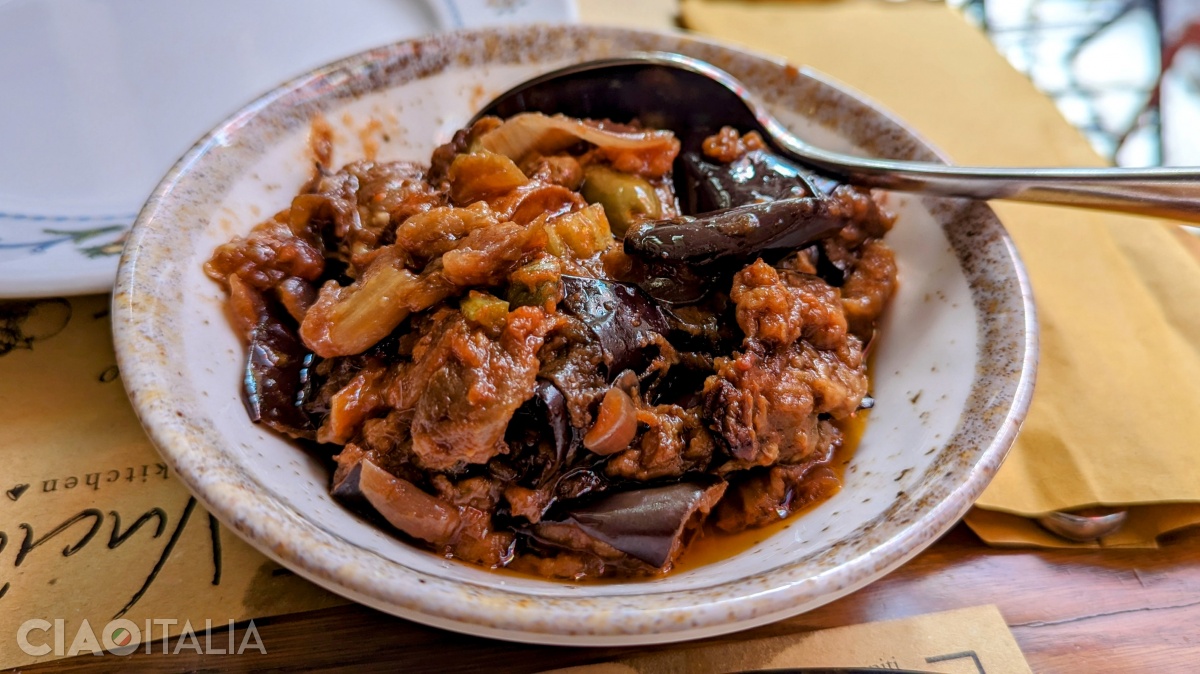 "Caponata" de vinete este mâncarea tradițională siciliană.