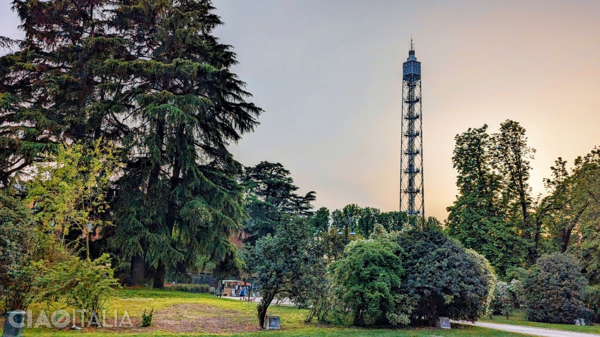 Din Turnul Branca poți admira o vedere panoramică a orașului Milano.