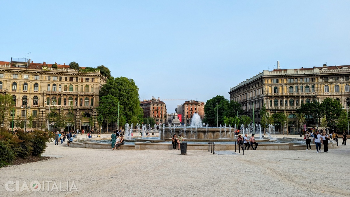 Piazza Castello văzută dinspre Castel Sforzesco