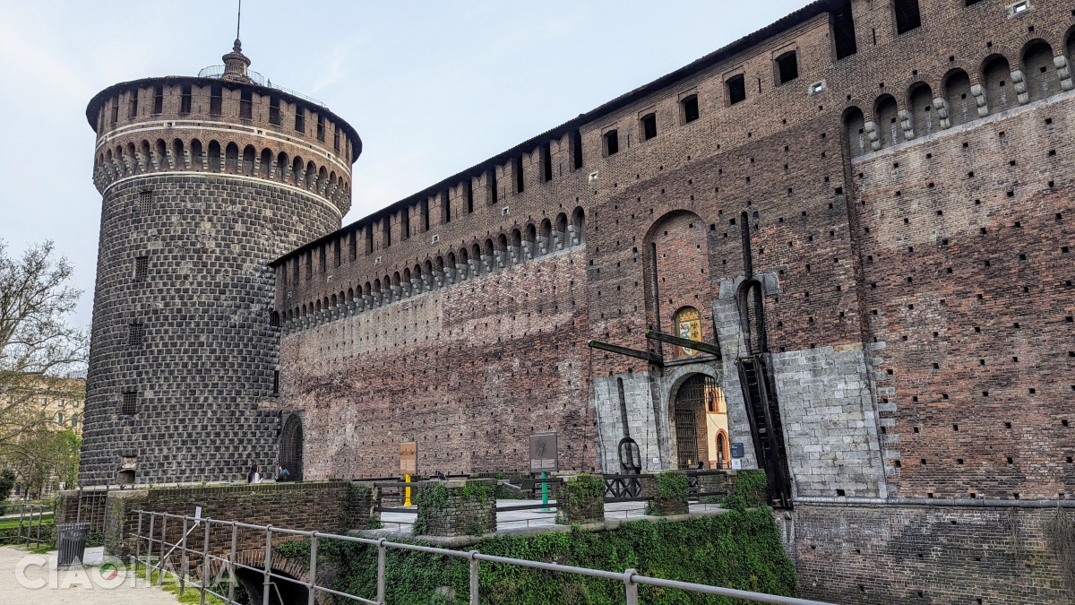 Porta del Carmine și Torrione del Carmine, văzute din exteriorul Castelului Sforzesco