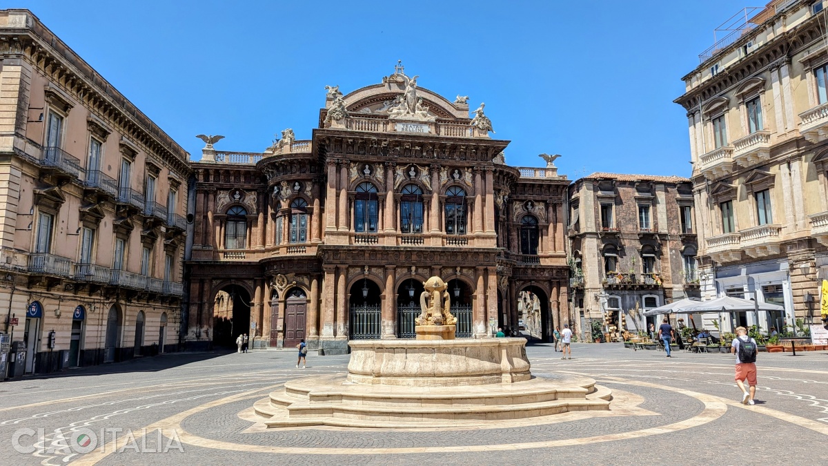 Teatrul Massimo Bellini se află în Piazza Vincenzo Bellini.