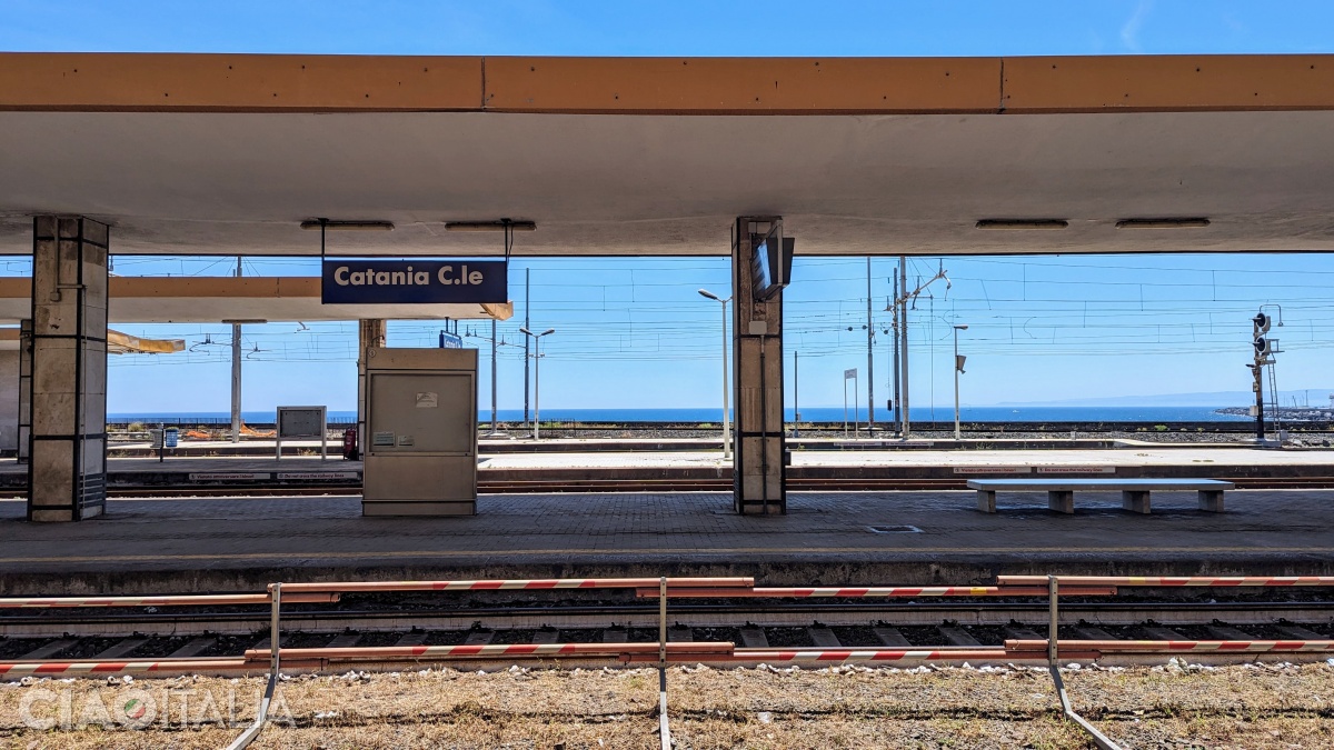 Trenurile merg din Catania Centrale spre Taormina-Giardini.