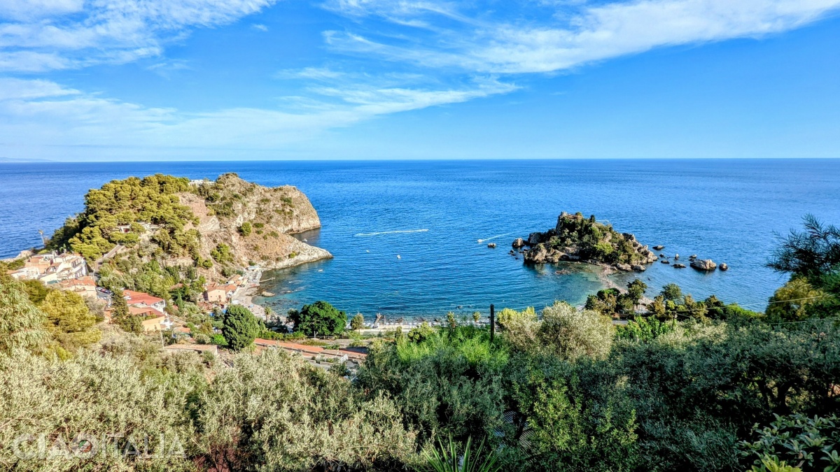 Dacă alegi să cobori pe jos din Taormina spre Isola Bella, vei avea parte de mai multe vederi ca aceasta.