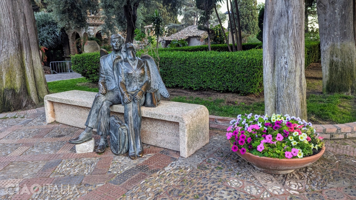 Statuia "Angeli del nostro tempo" este o operă modernă, a lui Piero Guidi.