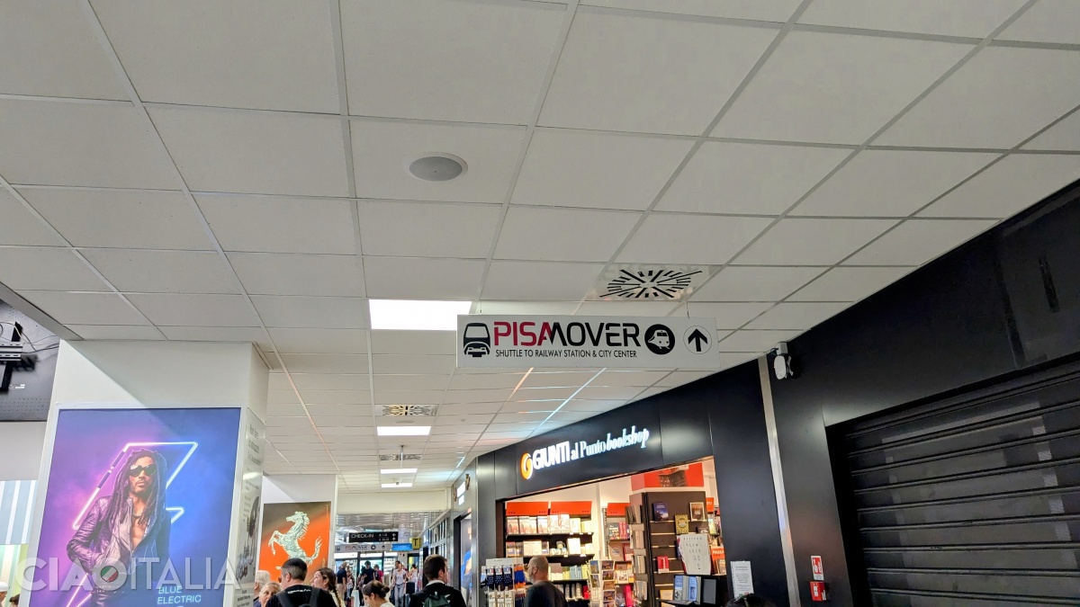 În aeroport și în afara lui vei găsi săgeți indicatoare spre Pisa Mover.