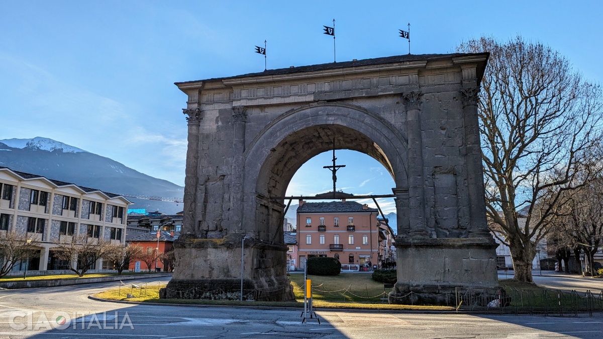 Arcul lui Augustus văzut din spate