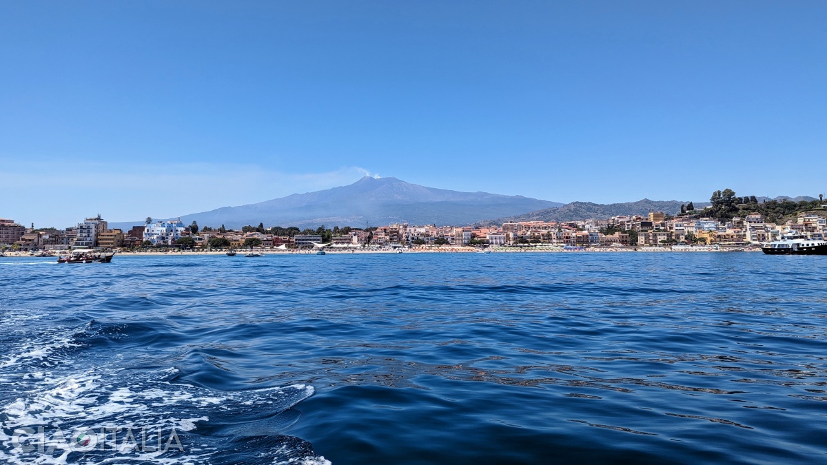 Stațiunea Giardini Naxos, cu Muntele Etna pe fundal