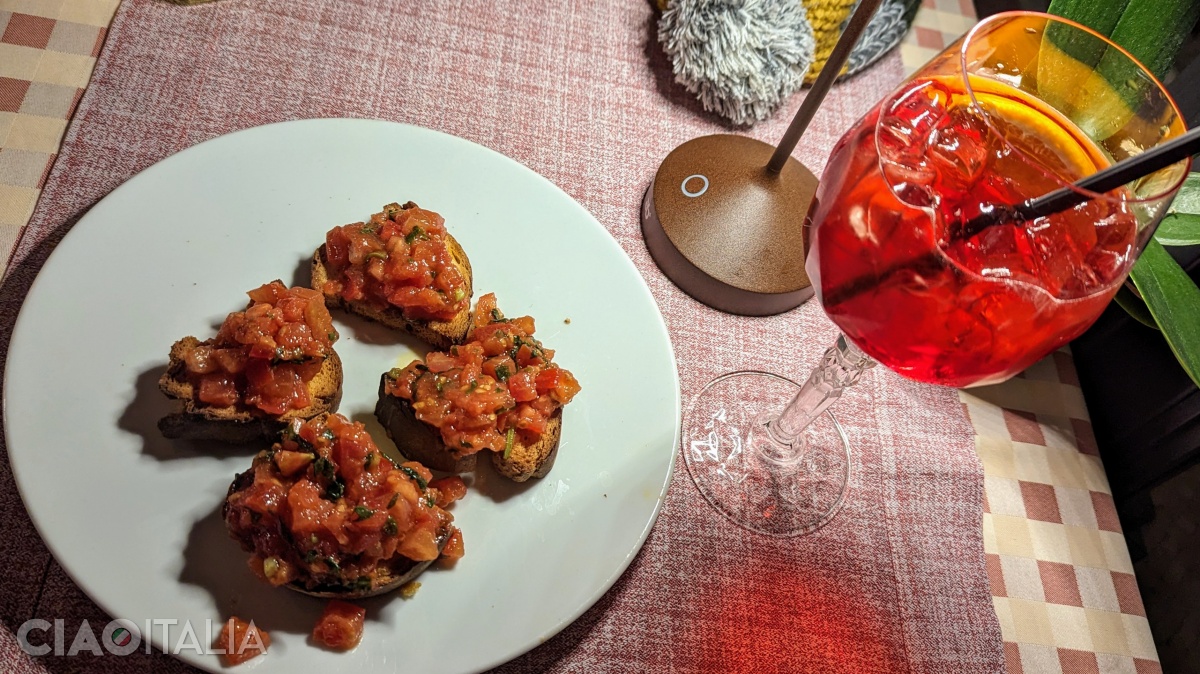 Aperitivo (Campari Spritz cu bruschette)