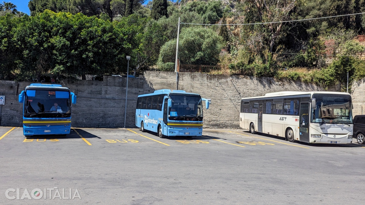 Autogara Taormina. La plecare, destinația autobuzelor apare pe banda luminoasă din partea superioară.