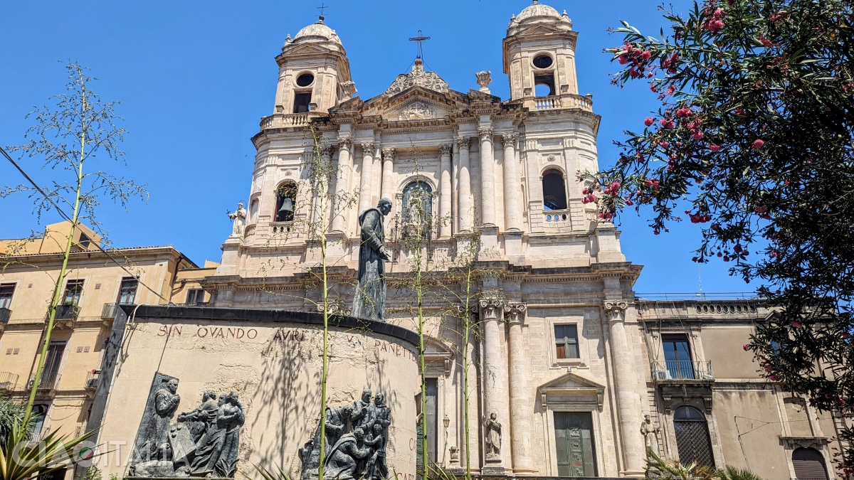 Biserica San Francesco d'Assisi all'Immacolata are în față statuia cardinalului Dusmet.