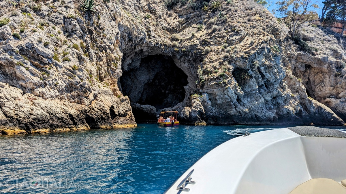 Grotta dell'Amore are un mic perete din piatră în partea dinspre mare.