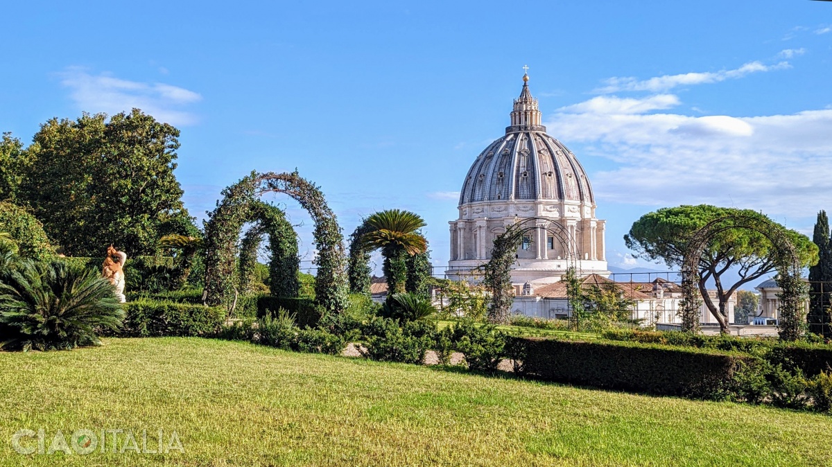 Una dintre cele mai frumoase vederi ale cupolei Bazilicii San Pietro