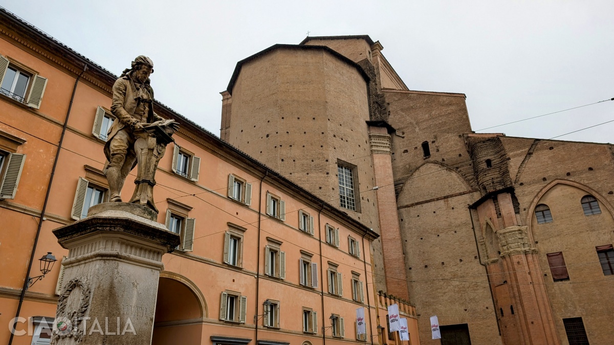 Statuia lui Luigi Galvani