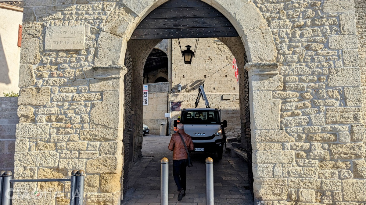 Porta San Francesco este intrarea oficială în cetatea San Marino.