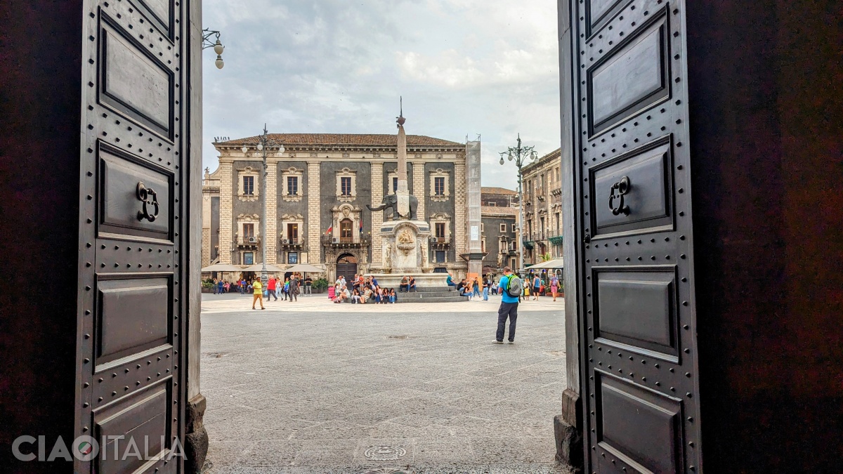 Piazza del Duomo văzută dinspre Palazzo degli Elefanti