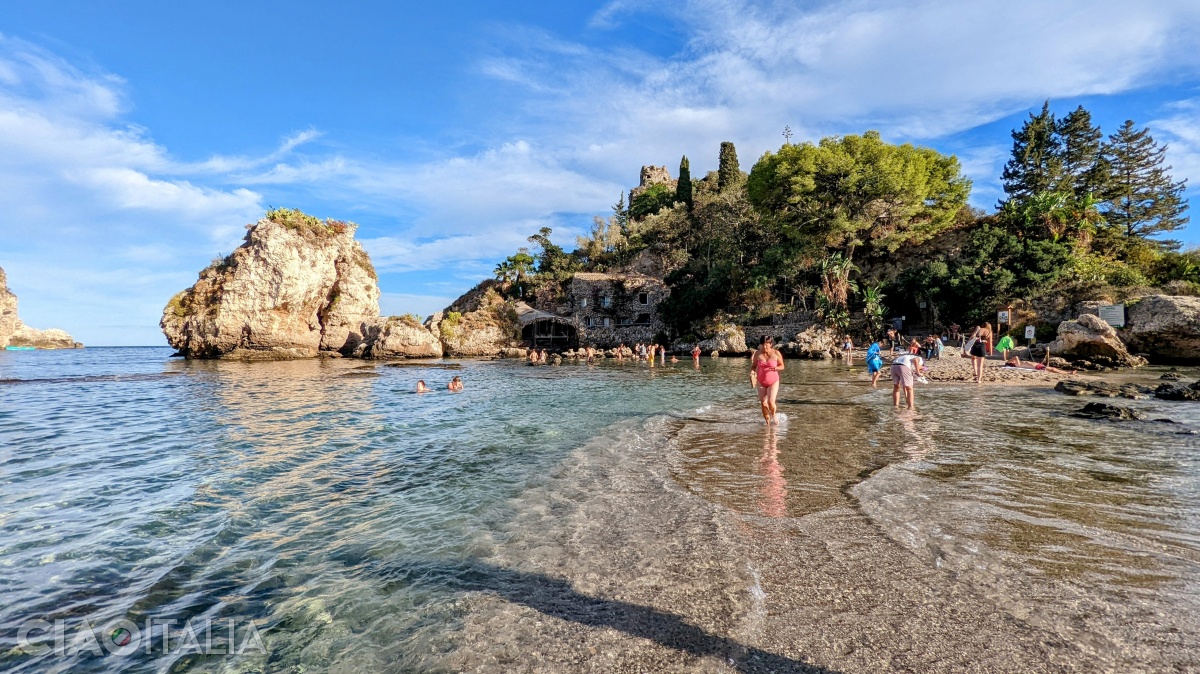 Un istm îngust leagă Isola Bella de țărm.