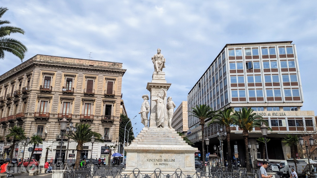 Statuia lui Vincenzo Bellini din Piazza Stesicoro